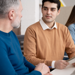 Deux collaborateurs discutent en réunion